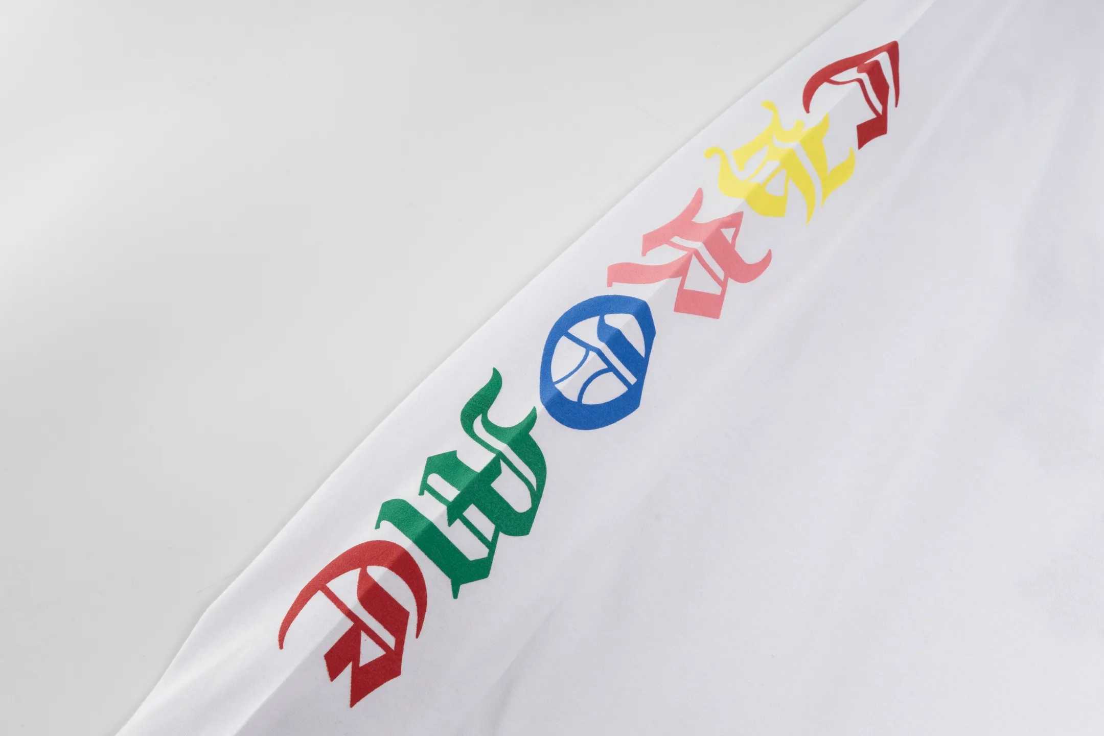 🅿️350 [Exclusive supply] CH Miami limited color cross long sleeves (white) The fabric is made of 26-woven 220-gram high-weight cotton fabric, which is thick and crisp and not easy to deform, with fine texture, breathable and skin-friendly. The design is derived from the CH Miami limited series. The colorful cross print interprets the brand's classic aesthetics, and is trendy and cool with a tension of faith. High-temperature ink printing process, rich color levels and delicate transitions, even large-area complex patterns are still bright and durable without cracking after washing. Size:S-M-L